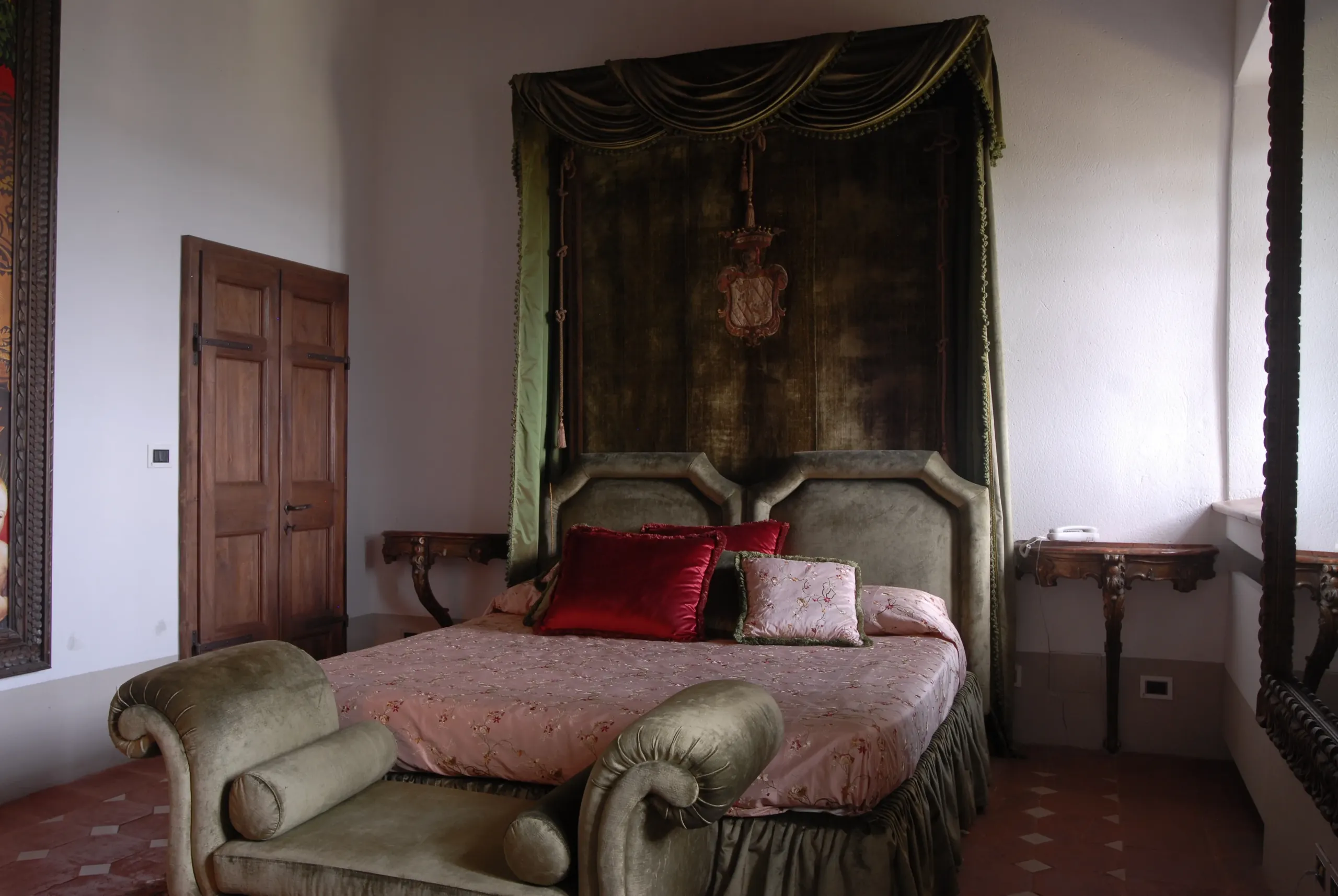 Camera del Vescovo con arredi ecclesiastici e camino in pietra