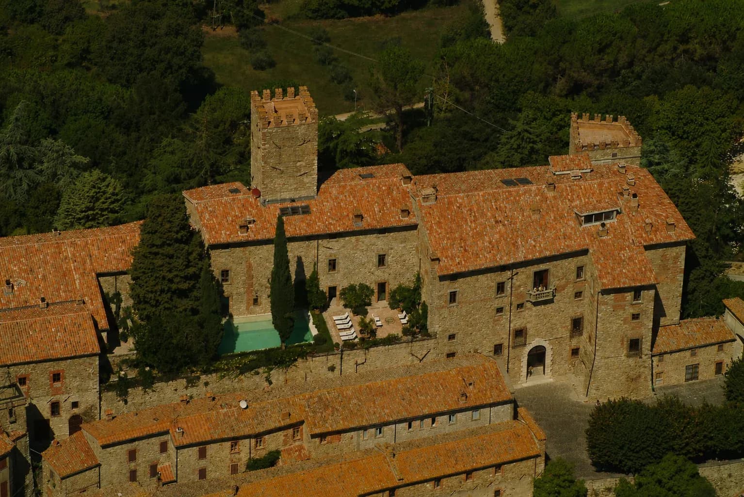 Vista aerea del castello del Principato di Parrano e del borgo