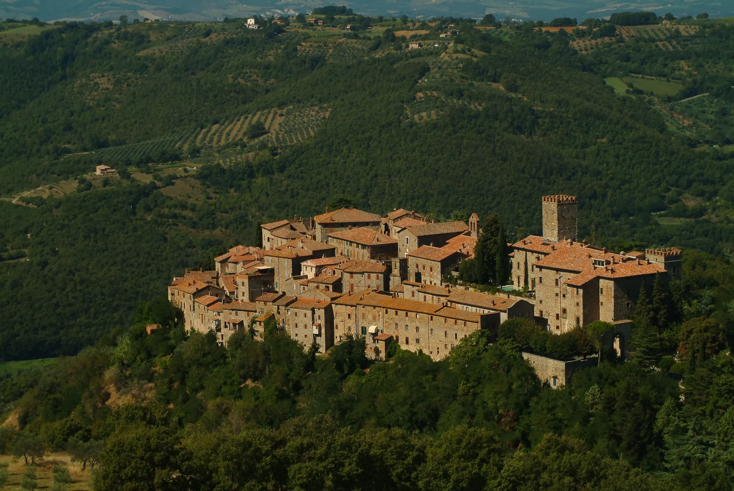 Vista aerea del borgo di Parrano arroccato sulla rupe, circondato dai boschi umbri