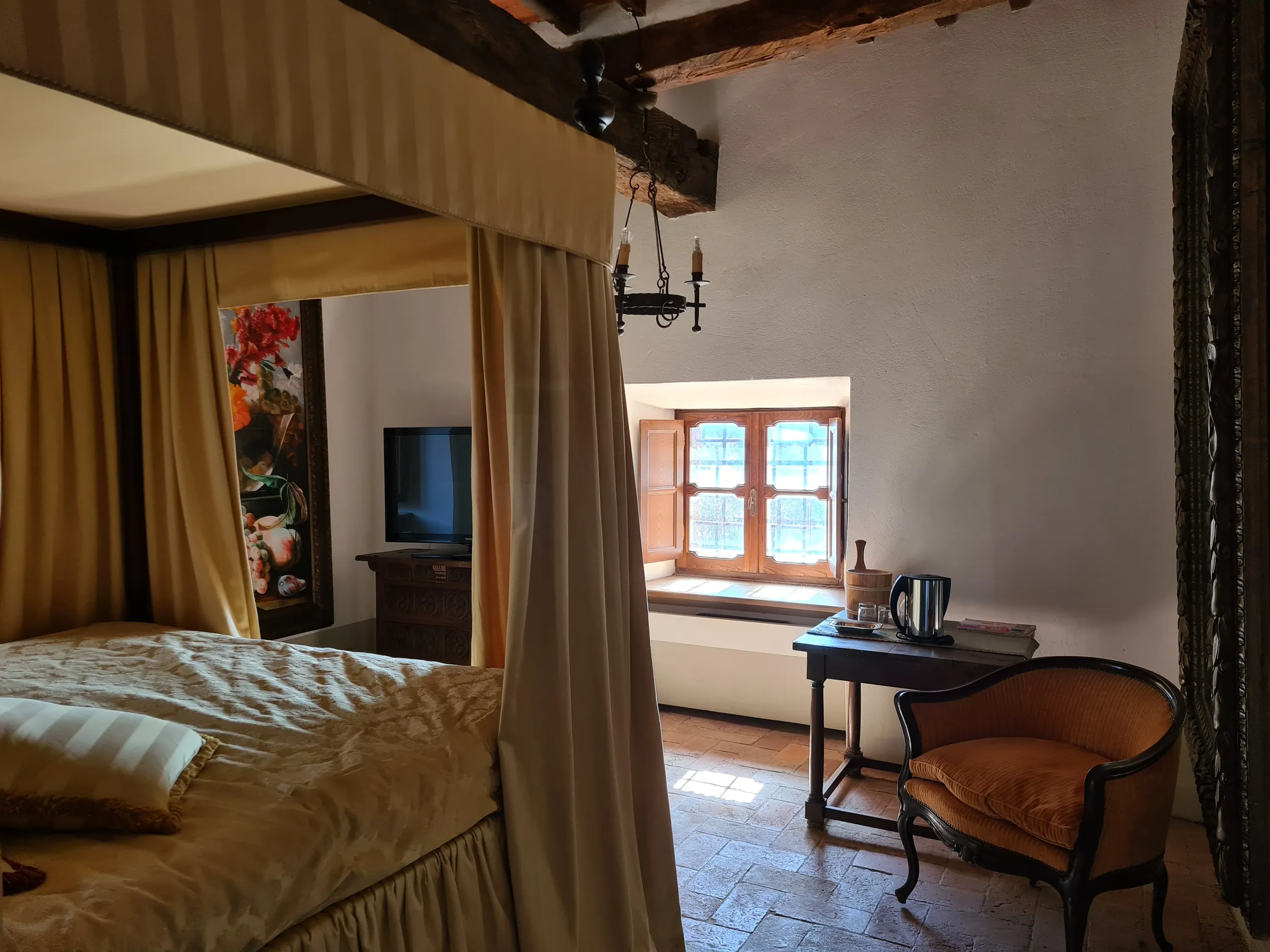 Camera storica del castello con arredi d'epoca